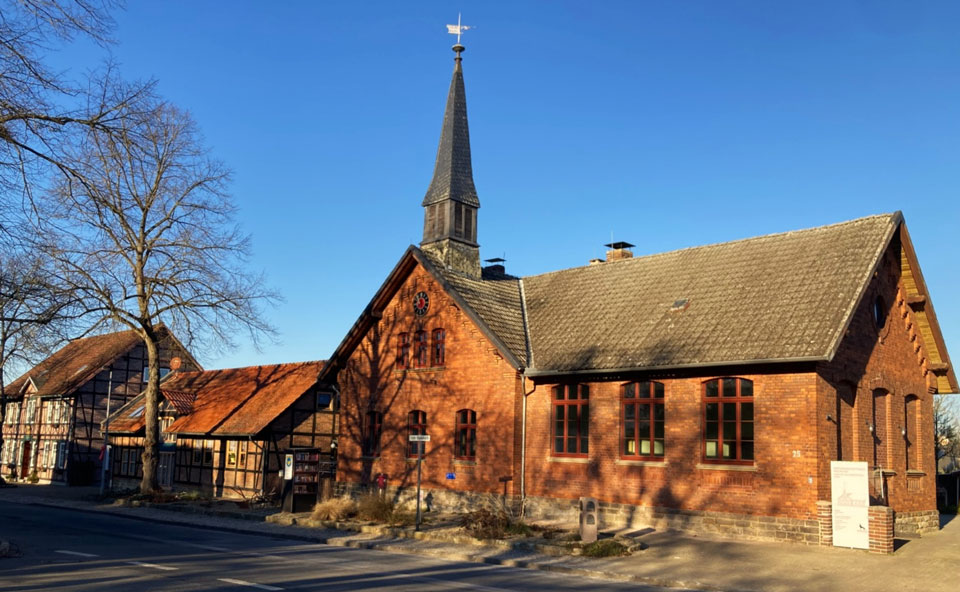 Die Alte Schule Brackstedt, erbaut 1887, steht unter Denkmalschutz